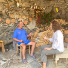 Pepito de casa Coté, un dels protagonistes, xarra amb Laia Rissech en una casa de Farrera.