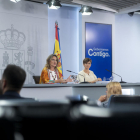 La vicepresidenta tercera i ministra per a la Transició Ecològica i el Repte Demogràfic, Teresa Ribera (esquerra), i la portaveu del Govern espanyol, Isabel Rodríguez, en la roda de premsa posterior a la reunió del Consell de Ministres.