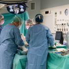 Imatge d'arxiu d'una intervenció quirúrgica a l'Hospital Universitari de Vic
