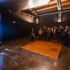 Los visitantes, ante uno de los hologramas que forman la exposición inmersiva del Espai Cultural dels Canals d'Urgell.