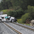 Un mort i 2 ferits greus després d'arrossegar un tren el seu cotxe a Lugo