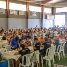 El dinar popular de Maials va reunir centenars de veïns al pavelló per acomiadar sis dies de festes.