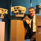 El director del Museu de Lleida, Josep Giralt, en una imagen de archivo junto a obras de la pinacoteca.