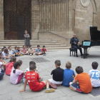 Un grupo de escolares, ayer ante el piano instalado en la plaza de L’Església de Agramunt.