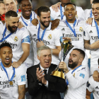 Els jugadors del Madrid aixequen el títol al costat d’Ancelotti.