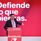 Pedro Sánchez, ayer, junto al lema de campaña del PSOE.