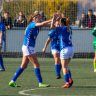 Andrea Gómez, goleadora ayer, y Gema Arrabal celebran el triunfo delante del Deportivo después del silbato final, que servía para romper la racha del AEM de dos derrotas consecutivas.