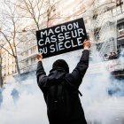 Un manifestant porta una pancarta contra Emmanuel Macron a les protestes d’ahir a París.