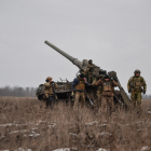 Militars ucraïnesos es preparen per disparar a prop de Bakhmut.