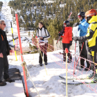 Un grup d’esquiadors a Port Ainé que no van poder accedir als remuntadors fins a les 13.00 hores.