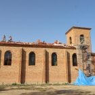 Les obres a la teulada de l’església van començar aquesta setmana i s’allargaran durant un mes.
