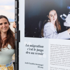 Judit Castillo Armengol, junto a la fotografía sobre su experiencia en la exposición en Ginebra. 
