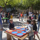 Juegos tradicional de gran formato tomaron ayer la plaza de Les Nacions sense Estat de Tàrrega. 