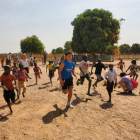 Alumnes de l’Episcopal fent un exercici amb nens del llogaret de Kuwonku, que també és el nom de l’ONG amb què col·laboren.