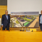 Marta i Luis Pereira, amb Vicente Javaloyes i el pla de la Ciutat Esportiva, prevista a Gardeny.