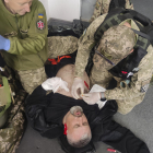 Voluntaris estrangers participen en una classe pràctica de medicina de combat a Kíiv.