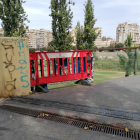 El lloc on falta el vidre a la passarel·la està protegit amb dos tanques de plàstic.