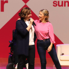 L’alcaldessa de Barcelona, Ada Colau, i Yolanda Díaz, ahir al míting de Sumar a la capital catalana.