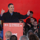 Pedro Sánchez durante un acto de precampaña en apoyo al actual alcalde de Sevilla.