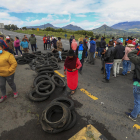 Indígenes equatorians preparen una barricada en una carretera.