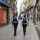 Imagen de archivo de una patrulla por el Eix Comercial de Lleida.