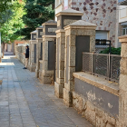 La vorera del carrer on es troba l’institut Joan Brudieu.