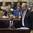 El senador del PP Pedro Rollán (d) recibe el aplauso de su bancada tras ser elegido presidente de la cámara, este jueves, en la sesión constitutiva del Senado.