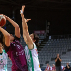 Silvia Lafuente intenta lanzar ante una jugadora de El Olivar.