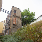 El edificio del número 5 de la calle Paer Rufes se encuentra en este estado.