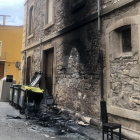Contenidors cremats al carrer Ramon Llull de Tàrrega.