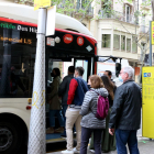 Usuarios esperan subir al bus en Barcelona.