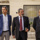 L'extorero Vicente Barrera; el candidat de Vox a la Presidència de la Generalitat Valenciana, Carlos Flores, i el diputat al Congrés i president de Vox Valencia, Ignacio Gil Lázaro, a la seua arribada a una reunió.