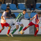 Un jugador del Alguaire controla el esférico ante la presión de dos defensas del Torrefarrera.