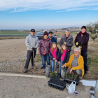 Voluntaris que van treballar ahir per reforestar l’entorn del Segarra-Garrigues a Tàrrega.