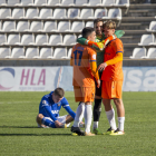 Els jugadors del Lleida, amb gest contrariat, després de veure com el Badalona Futur s'avançava al Camp d'Esports.