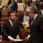 El president de la Generalitat, Pere Aragonès, i el president del grup parlamentari de Junts, Albert Batet, parlen després d'una sessió de control al Parlament