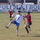 Un jugador de la Fuliola intenta controlar la pilota davant de la pressió rival.