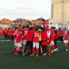 Los jugadores del Artesa celebran la primera posición al fin de la primera fase, tras vencer al Linyola.