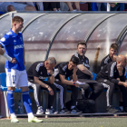 Viadero, contrariado en el banquillo, hablando con su segundo entrenador, Marc Castellsagué.