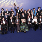 Los galardonados  -  Esta es la fotografía de familia de todos los premiados al finalizar la gala de la XXXVII edición de los Premios Goya que se celebró el sábado en el Palacio de Congresos y Exposiciones FIBES de Sevilla. La gran triunfadora  ...