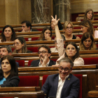 La portavoz de ERC, Marta Vilalta, y la portavoz de Junts, Mònica Sales, emiten el voto a favor y la abstención, respectivamente, a la votación del Plan Estadístico.