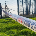 Efectivos de la Policía Nacional acordonan el lugar cercano al hospital universitario de Ceuta donde han hallado este lunes el cuerpo sin vida de un niño de 8 años cuya desaparición había sido denunciada previamente.