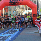 Imagen de la salida de la Mitja Marató de Balaguer, en la plaza Mercadal de la ciudad.