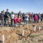 Foto de grupo de los participantes en la ‘construcción’ del margen vegetal.