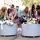 Víctimes i familiars dipositen flors sobre el Pla de l’Os, on el 2017 es va aturar la furgoneta després de l’atropellament massiu.