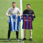 Luis García y Xavi, los técnicos, posaron ayer juntos en la previa.