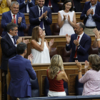 Armengol mostra la seua alegria mentre rep l’aplaudiment de Pedro Sánchez, Patxi López i Montse Mínguez, entre d’altres.