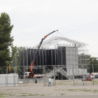 Treballs de muntatge de la coberta de l’escenari principal, ahir al recinte de les Firetes de Lleida.