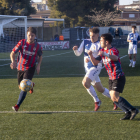 Jugadors del Tàrrega i del Sabadell B pugnen pel control de la pilota. 