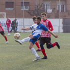 Un jugador del Guissona golpea el balón para poder controlarlo ante la presión de varios rivales.